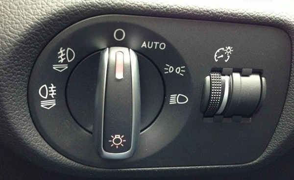 auto自动大灯怎么使用养成良好驾驶习惯停车关闭auto