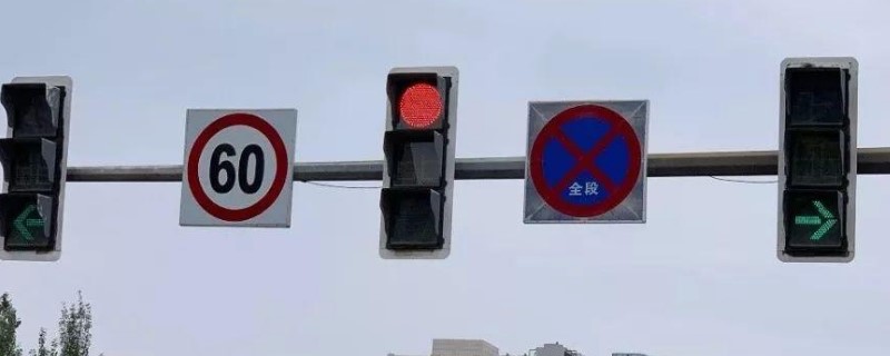 说明路口的机动车右转需要等待红绿灯的指示