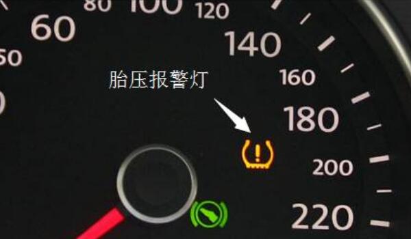 当汽车胎压故障灯亮起的时候有多种可能造成,比如轮胎被扎导致漏气