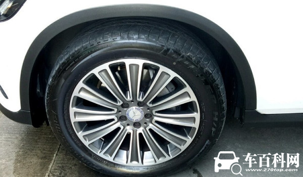 此外奔驰glc260的轮胎尺寸为235/55 r19,235代表轮胎宽度为235mm,55