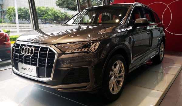 奥迪q7顶配价格多少奥迪q7顶配落地多少钱大概9522万元