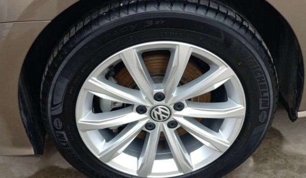 全新一代大众帕萨特定位为中型轿车,那么帕萨特轮胎什么型号是多少了