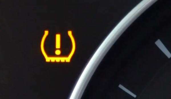 胎压监测灯亮了怎么办 保证安全的情况下停车检查轮胎