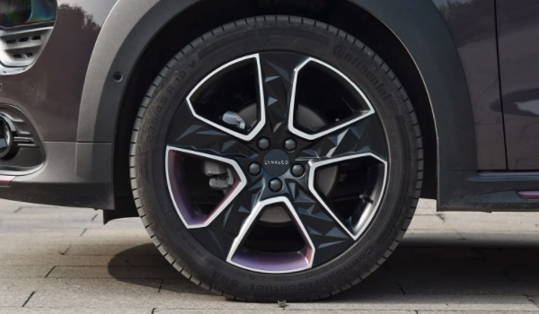 领克02是什么轮胎 车辆使用的是普通轮胎（有胎压报警功能）