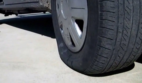 轮胎胎压过低怎么办 需要及时的进行补充（保证使用的安全性）