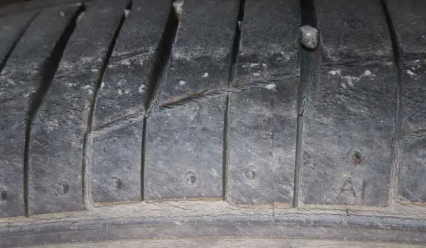轮胎更换参考什么 参考轮胎的磨损情况以及轮胎的使用时间