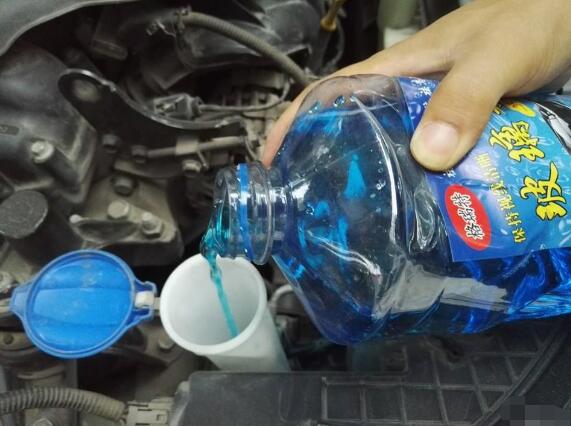 汽车玻璃水的种类及功能介绍，自制玻璃水便宜但久用坏事
