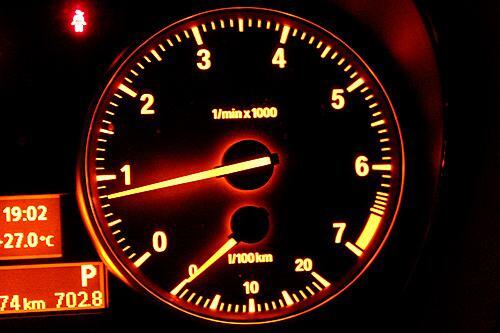 汽车转速表怎么看，指针读数与表盘单位相乘就是当前转速