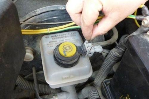 漏刹车油怎么回事 什么原因导致漏刹车油
