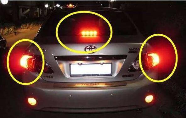 汽车刹车灯在哪个位置，车尾两侧尾灯以及正上方各一个