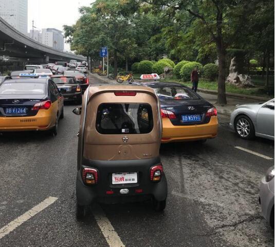 各地封禁老年代步车的原因，不合规还有巨大的安全隐患