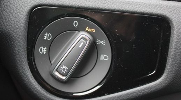 auto自动大灯怎么使用 养成良好驾驶习惯停车关闭auto