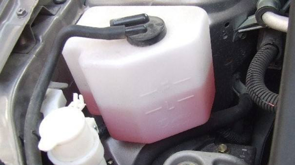 汽车水箱在哪里加水 其实汽车水箱加的并不是水而是冷却液