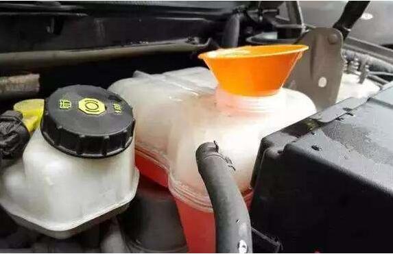 汽车水箱可以加水吗，加水容易损坏冷却系统