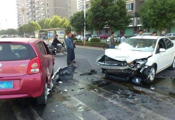 车祸中逃生技巧，不同情况的逃生技巧让你关键时刻保命