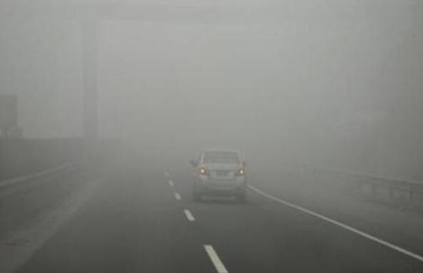 大雾天驾驶技巧，除了龟速行驶还有这些需要注意