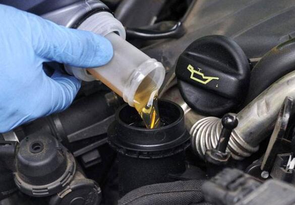 汽车烧机油怎么办，不用维修使用添加剂就能够解决