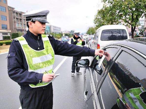 新交规违章停车扣分吗，特殊路段要扣2-6分