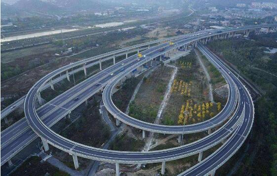 匝道是什么意思，连接两条主路的单行弯道/斜道