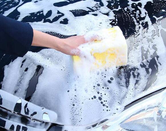 汽车水蜡应该如何使用，按比例勾兑后正常洗车即可
