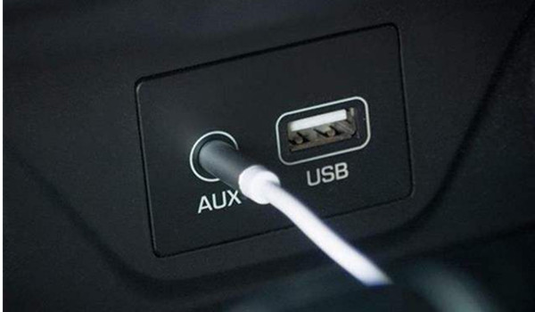 汽车AUX接口怎么用手机 需要AUX连接线