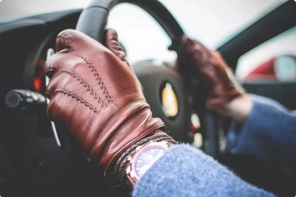开车带手套好不好，戴手套更安全而且还能够防止患病