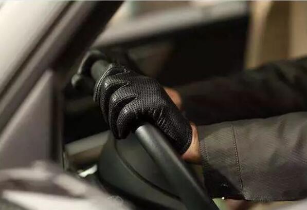 开车带手套好不好，戴手套更安全而且还能够防止患病