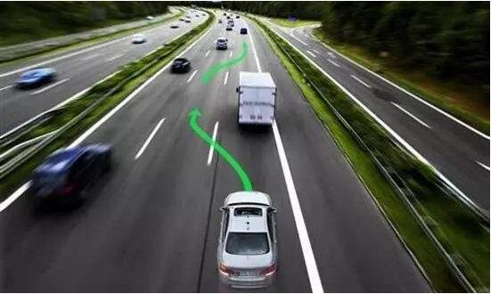 超车安全距离是多少，通过后视镜判断后方车距及车速