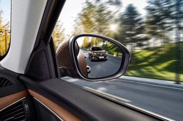 超车安全距离是多少，通过后视镜判断后方车距及车速