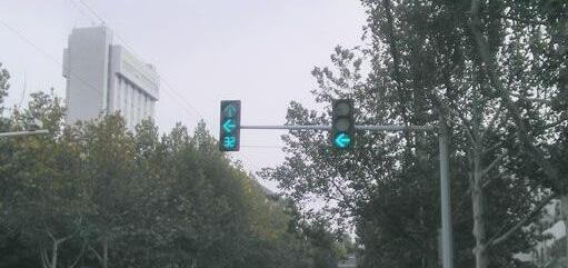开车左拐怎么看红绿灯 左拐怎么看带箭头的红绿灯