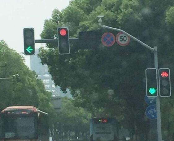开车左拐怎么看红绿灯 左拐怎么看带箭头的红绿灯