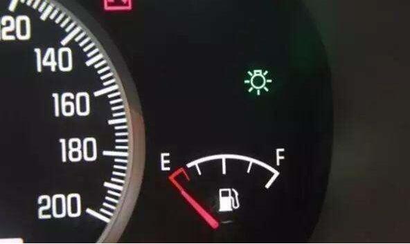 汽车油表怎么看 指针型油表和数字型油表观看油耗有什么区别