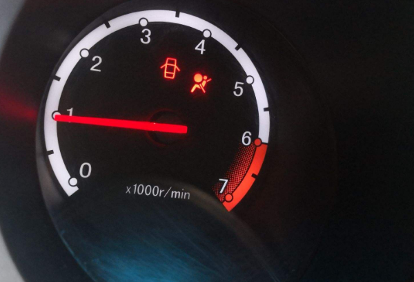 汽车安全气囊报警灯亮 检查安全气囊是否正常