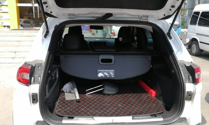 Jeep自由光后备箱尺寸 后备箱的使用方法