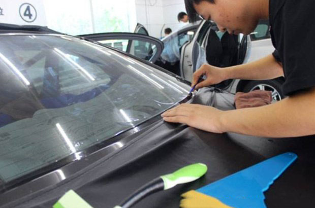 汽车贴膜方法步骤 汽车贴膜教程