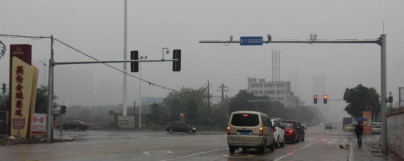 过红绿灯走到逆向车道