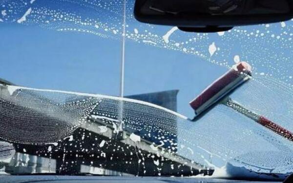 玻璃水能够清洗挡风玻璃 汽车玻璃水喷不高没劲是为什么