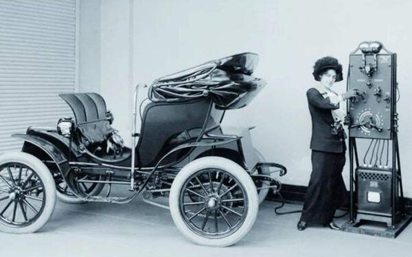 世界上第一辆电动汽车是哪年 我国什么时候出现第一辆汽车