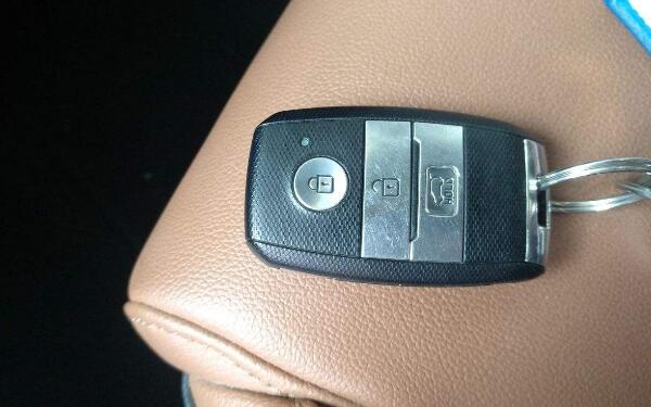 汽车的遥控钥匙寿命有限 起亚kx5钥匙怎么打开换电池