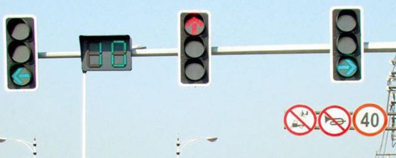 左转弯转到一半变红灯