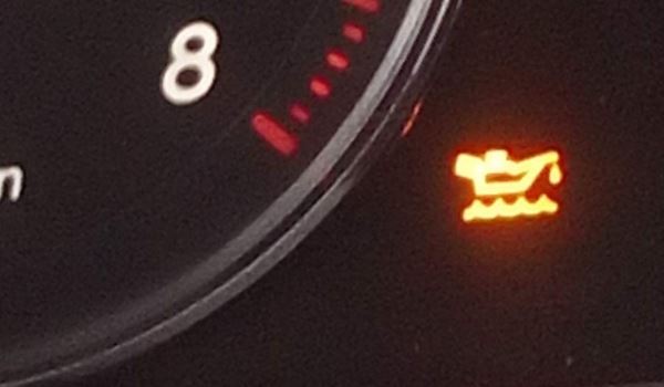 汽车机油灯标志亮起 缺少机油所导致