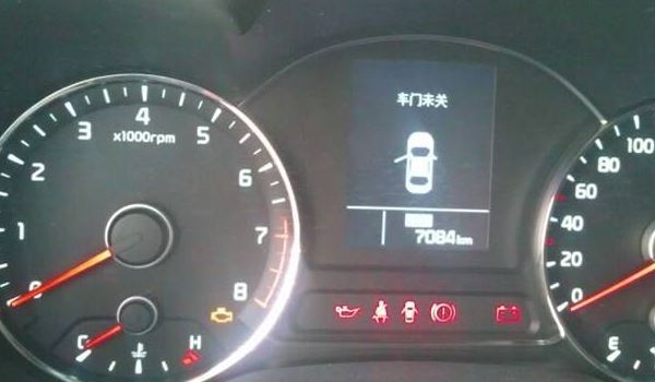 汽车机油灯标志亮起 缺少机油所导致