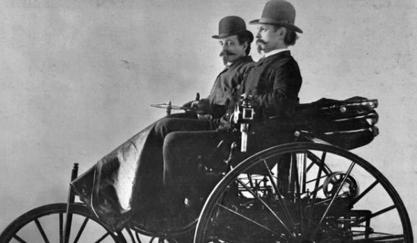 发明第一辆汽车的人是谁