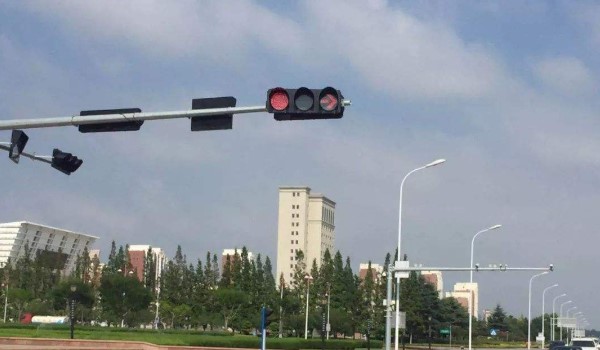 右转道可以直行吗绿灯