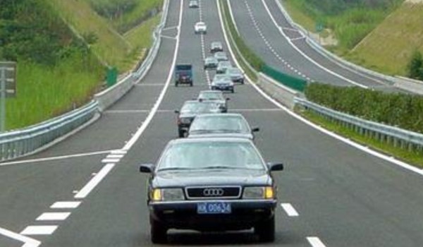 驾驶机动车在高速公路上行驶,遇低能见度 车辆至少要保持100米的安全距离