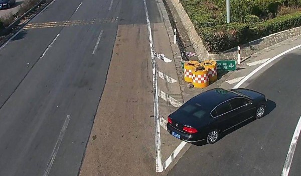 驾驶机动车在高速公路上行驶,遇低能见度 车辆至少要保持100米的安全距离