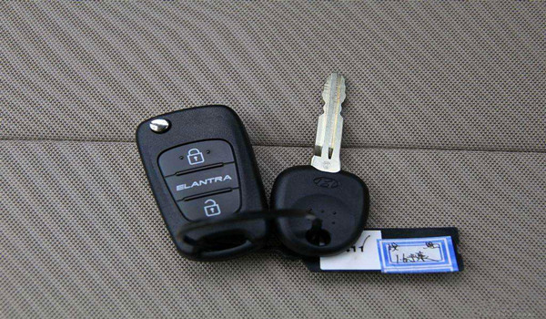 车匙锁在车内开车门简单方法