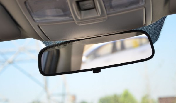 汽车后视镜可以挂多重的东西 不能够在后视镜上悬挂物品