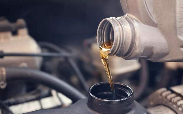 发动机润滑油是机油吗 发动机润滑油的作用是什么