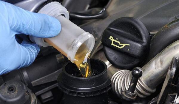 发动机油多久换一次 5000公里或6个月更换一次机油滤芯也要换